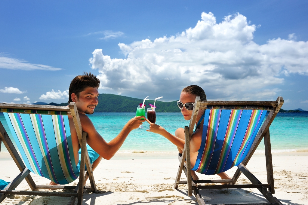 Couple on a beach is roi unlimited a scam